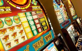 Dealer kasino langsung bola442 memimpin meja baccarat secara real-time